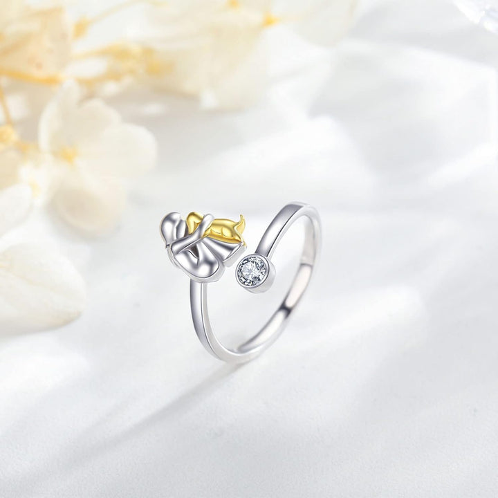 Strieborný prsteň so psíkom a zirkónovými kamienkami. 