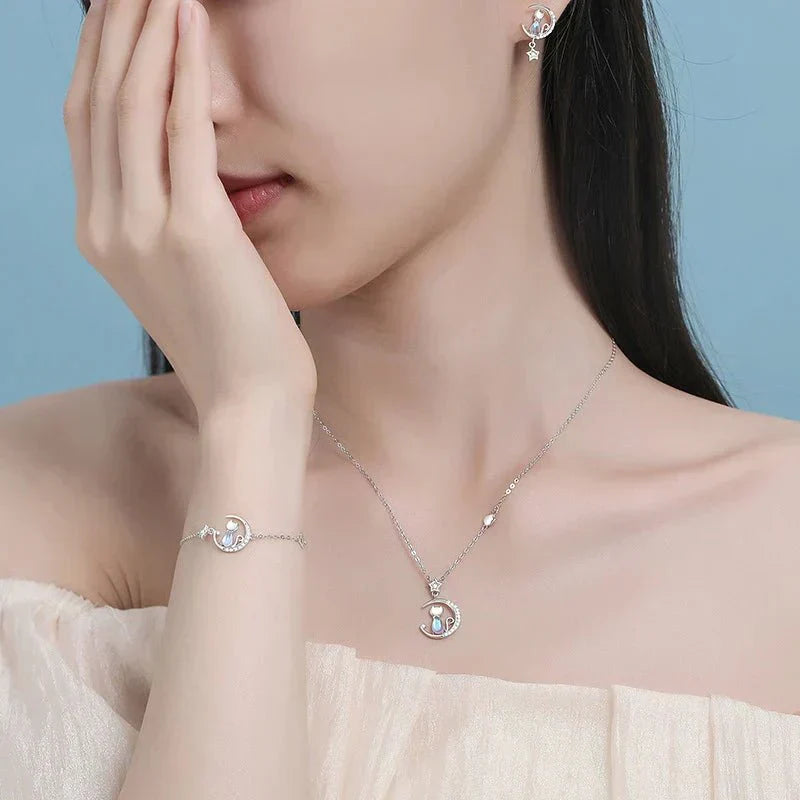 Náušnice z 925 sterling striebra s mačkou, mesiacom a hviezdou, osadené zirkónmi. 