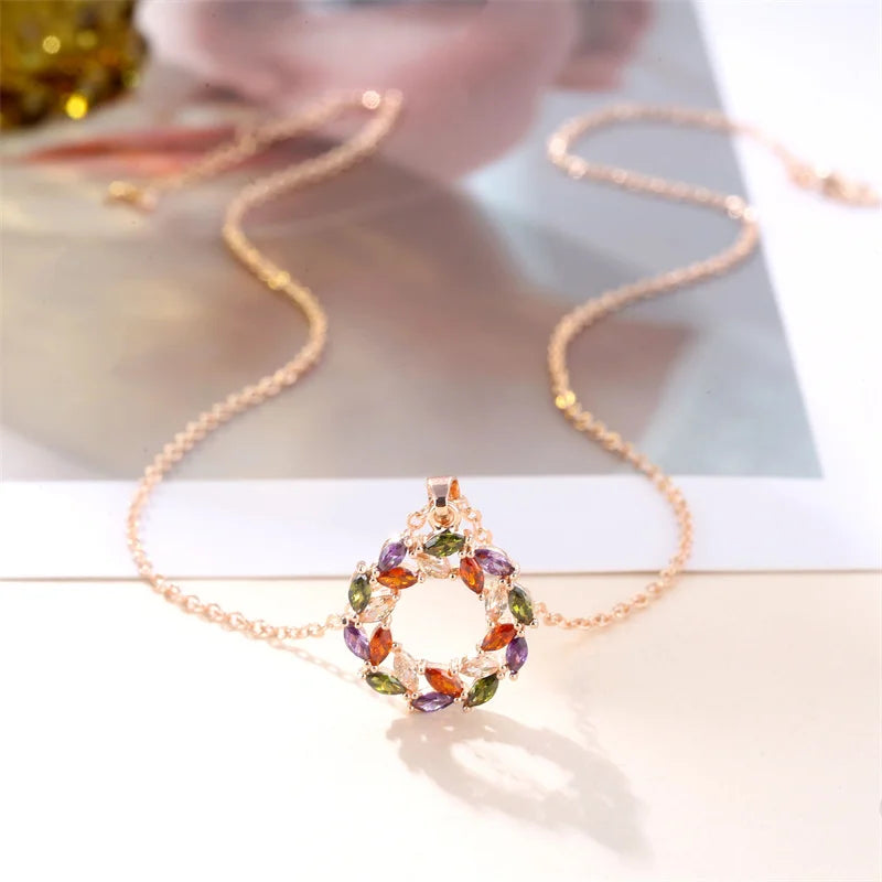 Náhrdelník so žiarivým dúhovým príveskom 