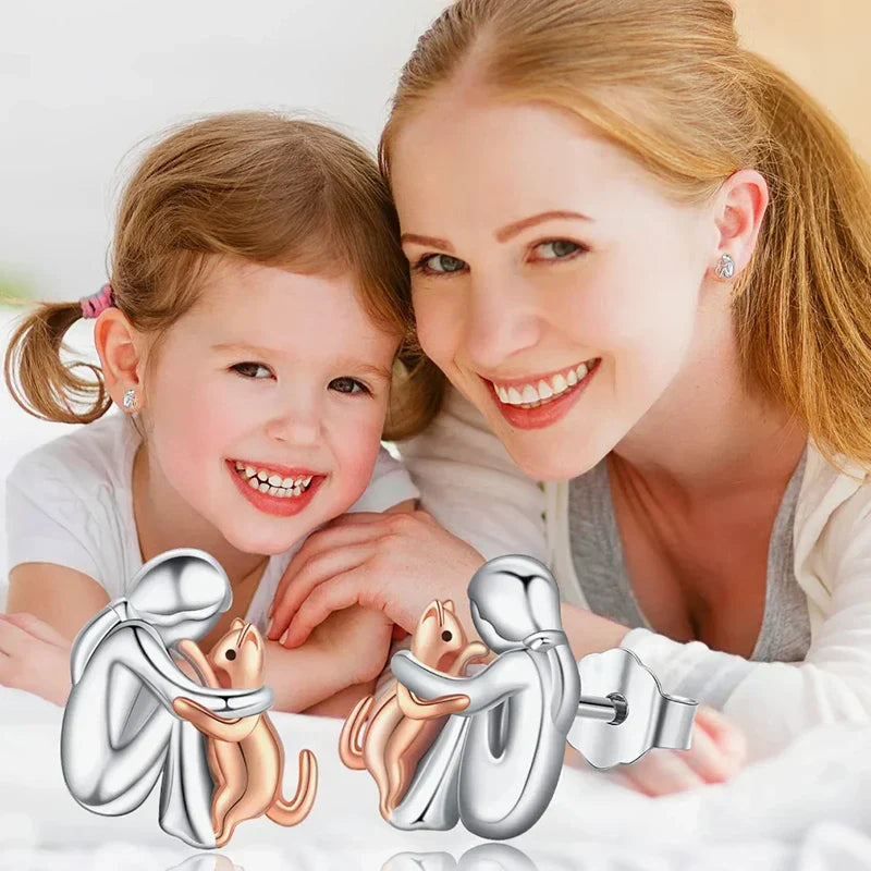 Dvojfarebné strieborné a zlaté náušnice Cat Hug 