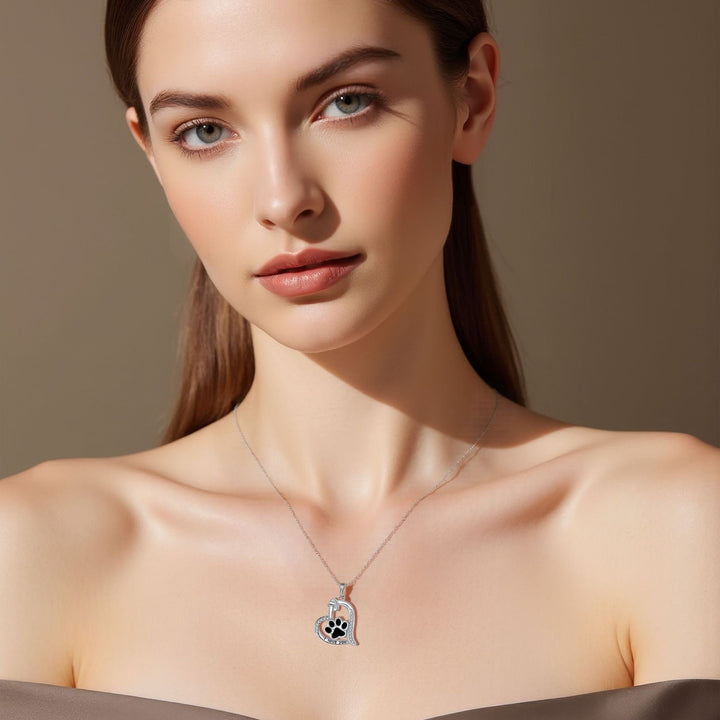 Náhrdelník s príveskom odtlačkov nôh 